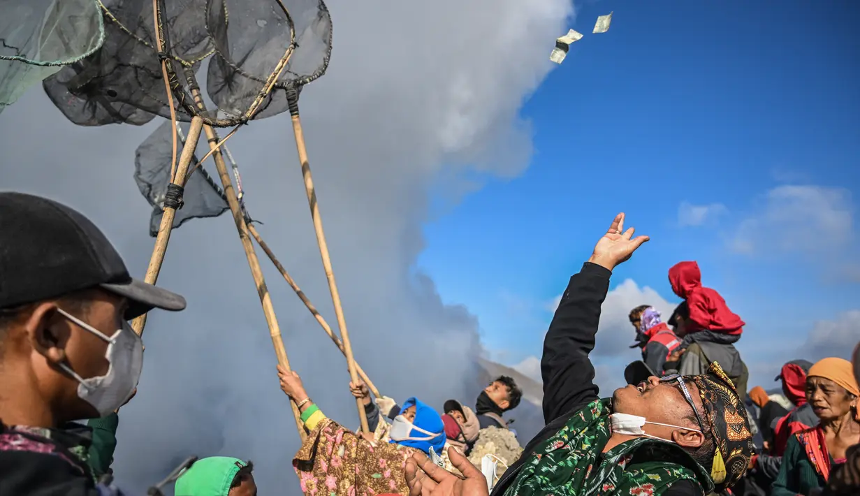 Selama pelaksanaan, Rama Dukun Pandita akan merapal Japa Mantera, yang isinya mendoakan keselamatan seluruh alam semesta. (Photo by Juni Kriswanto / AFP)
