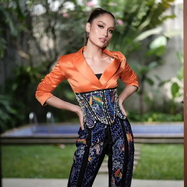 6 Inspirasi Mix & Match Corset Batik ala Yasmin Napper hingga Prilly Latuconsina