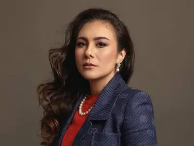 Aktris dan model berdarah Jawa-Inggris ini merupakan publik figur yang memiliki paras cantik dan awet muda. Meski hampir berkepala empat, ia tetap menawan dengan makeup tebal. (Liputan6.com/IG/@wulanguritno)