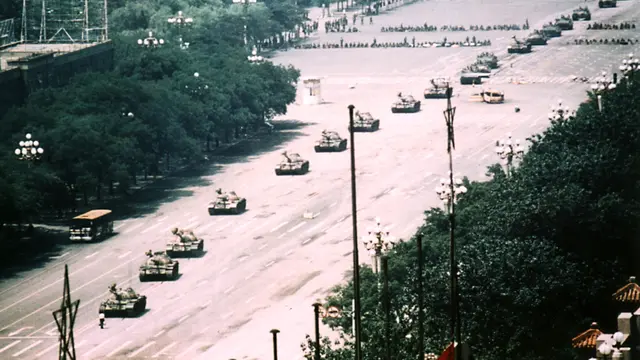 Sudut pandang lain pada foto ikonik 'Tank Man' yang diambil Stuart Franklin dari Magnum Photos (Stuart Franklin / Magnum Photos / public domain)