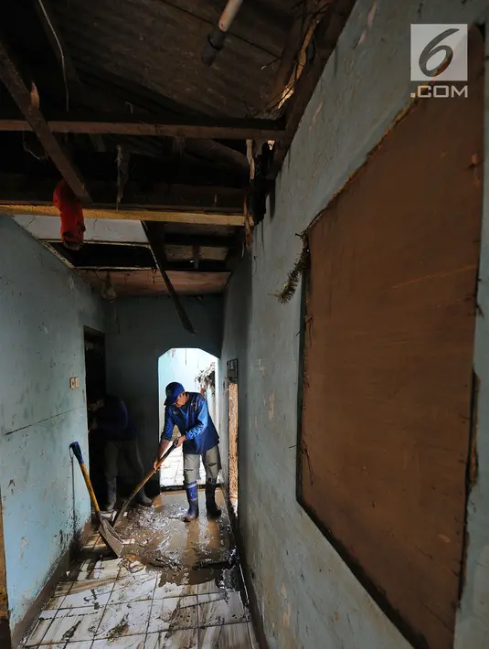Pasukan biru membersihkan lumpur dalam rumah warga usai banjir melanda kawasan Balekambang, Kramatjati, Jakarta Timur, Selasa (30/4/2019). Sejumlah rumah warga di RT 005/RW 005 Balekambang rusak diterjang banjir yang terjadi pada 27 April 2019 lalu. (Liputan6.com/Herman Zakharia)