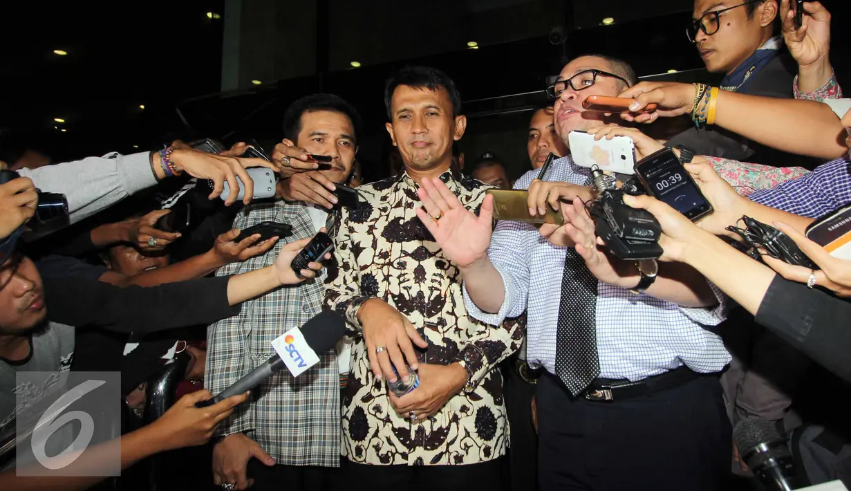 Gubernur Sumatera Utara, Gatot Pujo Nugroho (tengah) ditemani pengacaranya Razman Arief Nasution (kanan) saat memberikan keterangan pers usai menjalani pemeriksaan KPK selama 11 jam, Jakarta, Rabu (22/7/2015). (Liputan6.com/Helmi Afandi)
