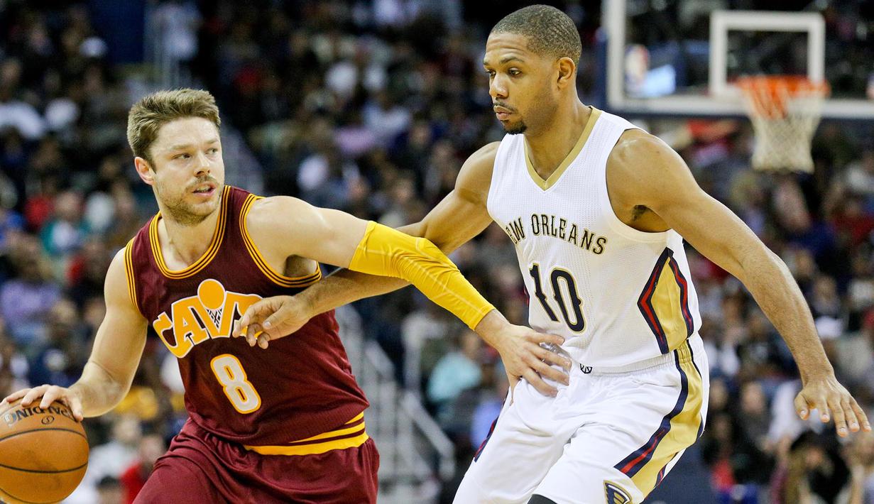 Pemain Cleveland Cavaliers, Matthew Dellavedova (8) menggiring bola melewati hadangan pemain Pelicans, Eric Gordon (10) pada lanjutan NBA di Smoothie King Center, New Orleans, Sabtu (5/12/2015) WIB. (Reuters/Derick E. Hingle) 