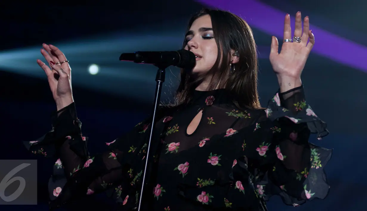 Penyanyi asal Inggris Dua Lipa saat menjadi bintang tamu acara SCTV Music Awards 2017  di Studio 6 EMTEK, Jakarta, Selasa (16/5). Dua lipa membawakan lagu hitsnya yang berjudul, Be The One dan blow your mind (mwah). (Liputan6.com/Gempur M Surya)
