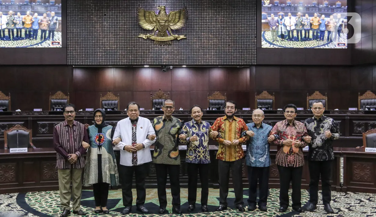 Sembilan hakim konstitusi berpose usai rapat pleno di Gedung Mahkamah Konstitusi, Jakarta, Kamis (9/11/2023). (Liputan6.com/Angga Yuniar)