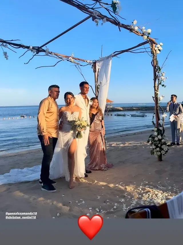 7 Potret Resepsi Pernikahan Amanda Gonzales dan Christian Rontini di Pinggir Pantai