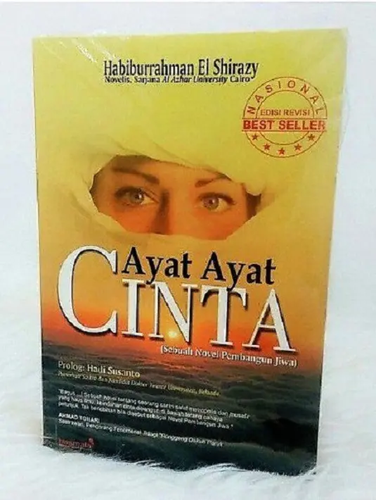 Kisah asmara Fahri dan Aisyah dalam film Ayat-ayat Cinta diangkat dari novel dengan judul yang sama karya Habiburrahman El Shirazy. (Foto: instagram.com/rakbukuedel)
