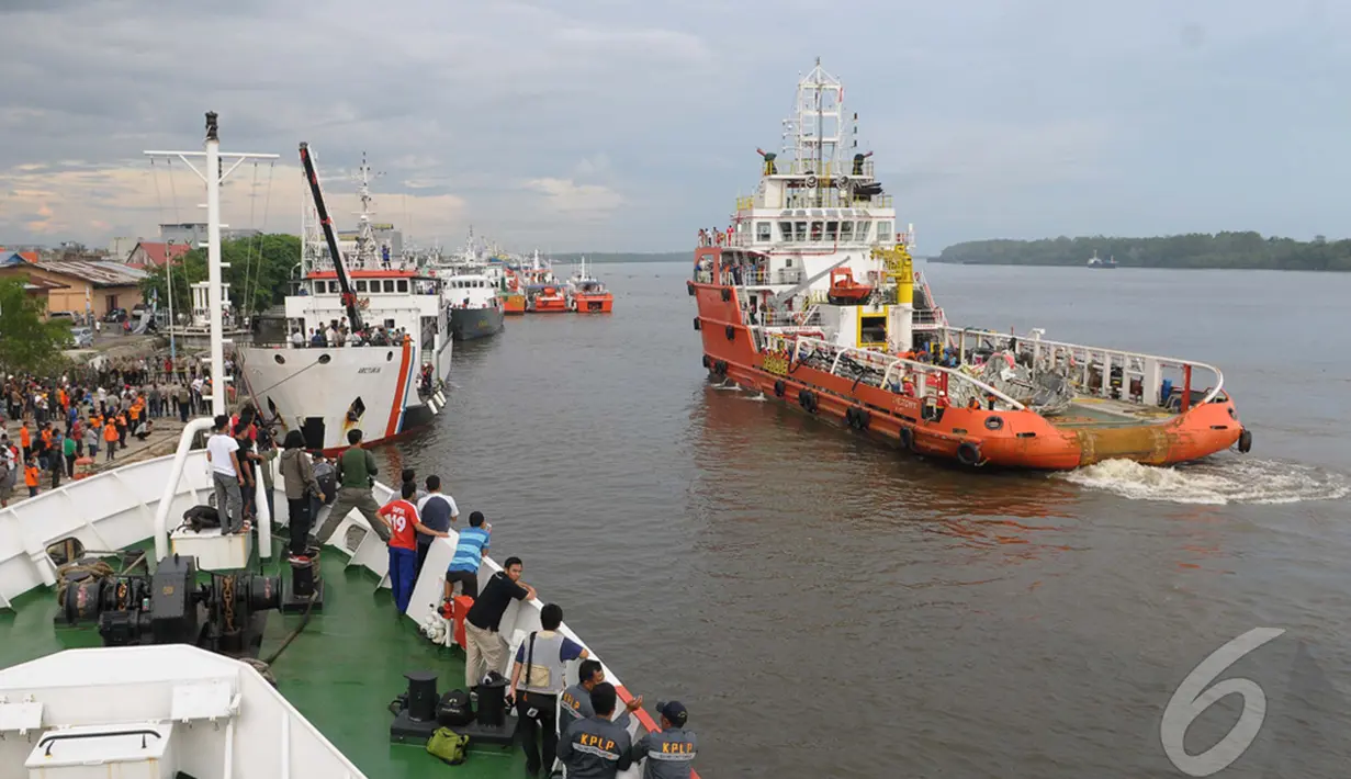 Kapal Crest Onyx yang tiba dari Selat Karimata tempat jatuhnya pesawat AirAsia QZ8501 itu mencoba merapat menuju dermaga, di Pelabuhan Panglima Utar, Kumai, Kalteng, Minggu (12/01/2015). (Liputan6.com/Andrian M Tunay)