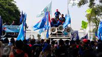 Ribuan buruh berkumpul di depan Istana Negara untuk menyuarakan penghapusan Peraturan Presiden (PP) No 78 Tahun 2015 sekaligus memperingati hari Sumpah Pemuda, Jakarta, Rabu (28/10/2015). (Liputan6.com/Yoppy Renato)