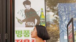 Yang ini, dia foto bareng poster Gong Yoo untuk iklan sebuah minuman. Ibu satu anak ini tampak serius melihat ketampanan aktor kesayangannya. (Foto: Instagram/ putrimarino)