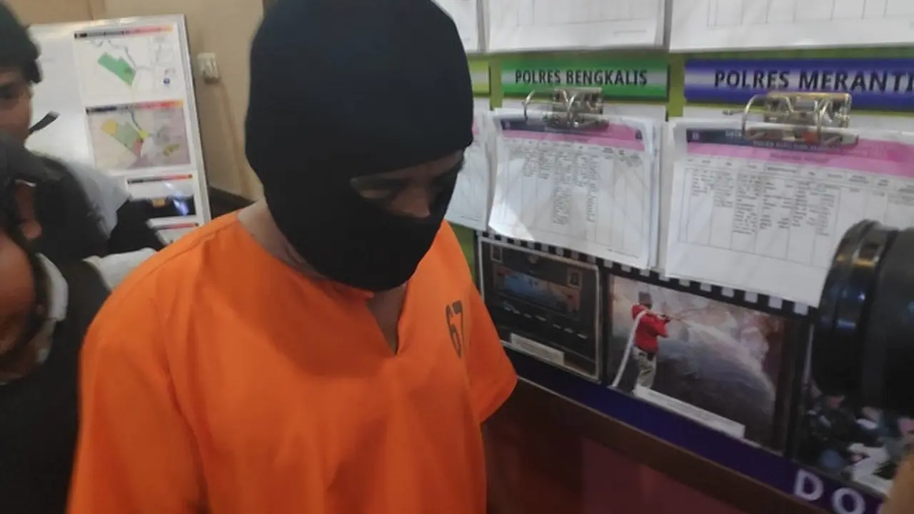 Tersangka kebakaran lahan dari PT Sumber Sawit Sejahtera ketika ditahan Reskrimsus Polda Riau.