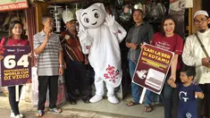 Maskot Piala Dunia 2022, La'eeb berfoto bersama warga saat mengunjungi Pasar Sentra Antasari, Banjarmasin, Kalimantan Selatan, Sabtu (29/10/2022). Kedatangan La'eeb ini menambah kemeriahan jelang bergulirnya Piala Dunia 2022 pada November mendatang. (FOTO: Dok. SCM)