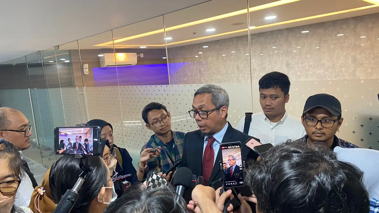 Dirjen Informasi dan Komunikasi Publik Kominfo Usman Kansong saat wawancara doorstop oleh jurnalis di Gedung Kominfo, Senin (17/7/2023).