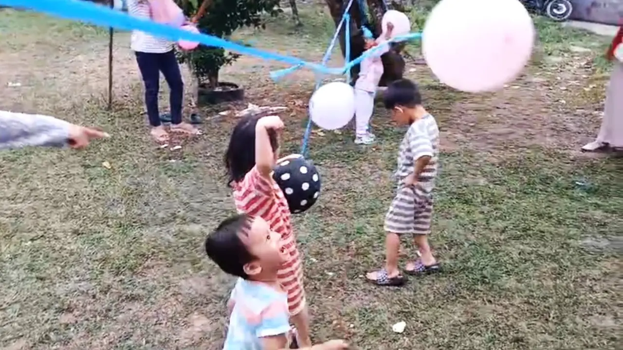 Serunya Panjat Pinang 79 Pohon Hingga Lomba Balon Batita di Palembang