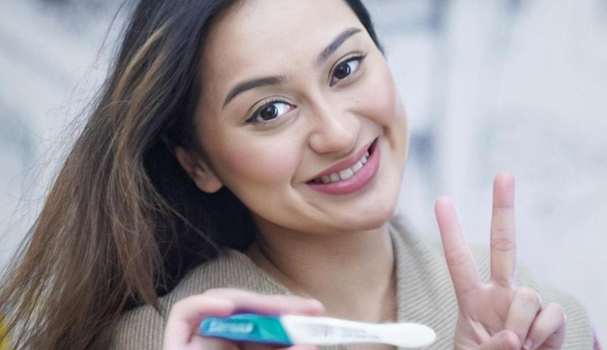 Di usianya yang ke-27 tahun, Memes sangat bersyukur bisa dikaruniai calon anak kembar. Penyanyi yang dikenal sebagai sinden di acara Opera Van Java itu kini tentu sangat menjaga kondisi fisiknya agar tetap baik dan kedua janinnya sehat. (Liputan6.com/IG/@memes_prameswari)