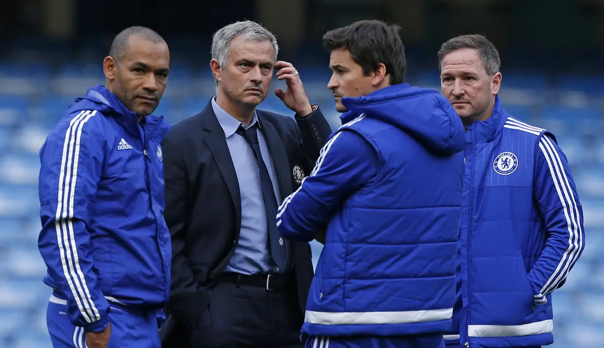 Pada periode keduanya di Chelsea, Jose Mourinho bertahan selama dua setengah musim, mulai awal musim 2013/2014 hingga pertengahan musim 2015/2016. Ia dipecat pada 17 Desember 2015 dengan mendapat pesangon sebesar 12,5 juta pound atau sekitar Rp.254 miliar. (AFP/Ian Kington)