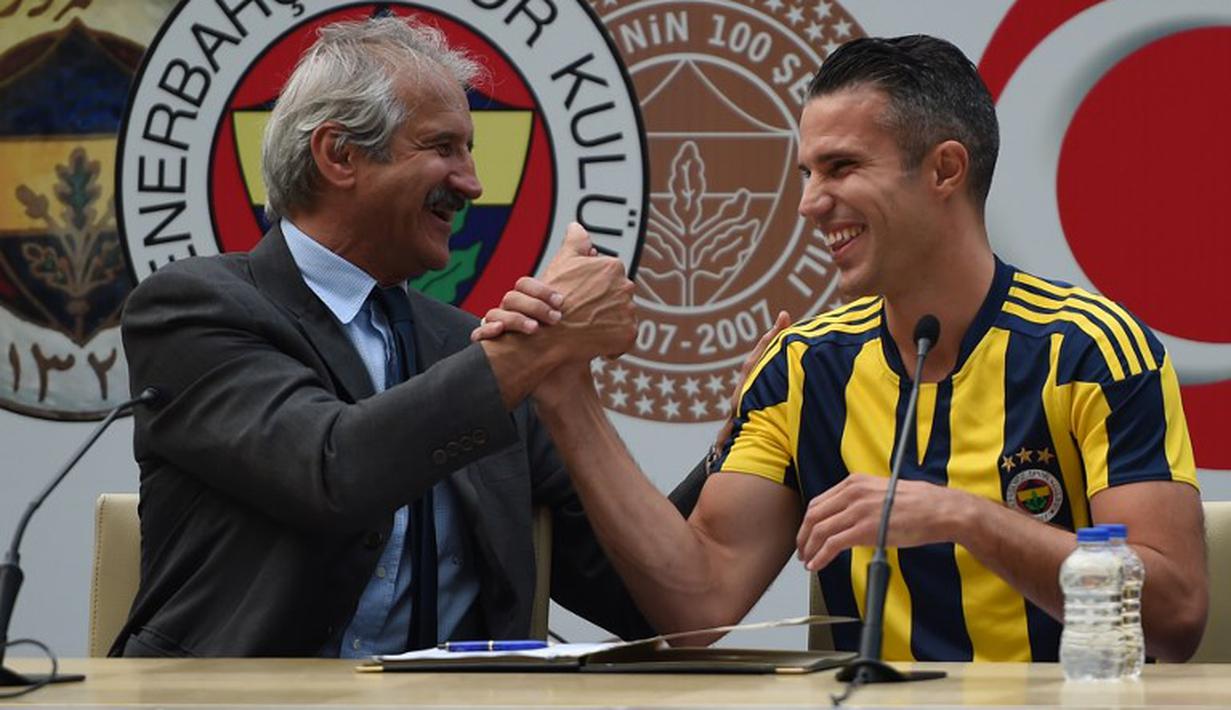 Robin van Persie saat penandatanganan kontrak bersama Direktur Olah Raga Fenerbahce, Giuliano Terraneo.  (AFP PHOTO/OZAN KOSE)