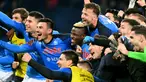 Pekan ke-18 Liga Italia 2022/2023 dibuka dengan kemenangan sensasional Napoli atas Juventus dengan skor telak 5-1 di Diego Armando Maradona Stadium, Naples, Sabtu (14/1/2023) dini hari WIB. Victor Osimhen menjadi bintang kemenangan Napoli dengan mencetak dua gol ke gawang Wojciech Szczesny. Dengan tambahan tiga poin, Napoli makin mengukuhkan posisinya di puncak klasemen sementara dengan raihan 47 poin, unggul 10 angka dari AC Milan dan Juventus di peringkat kedua dan ketiga. (AFP/Alberto Pizzoli)