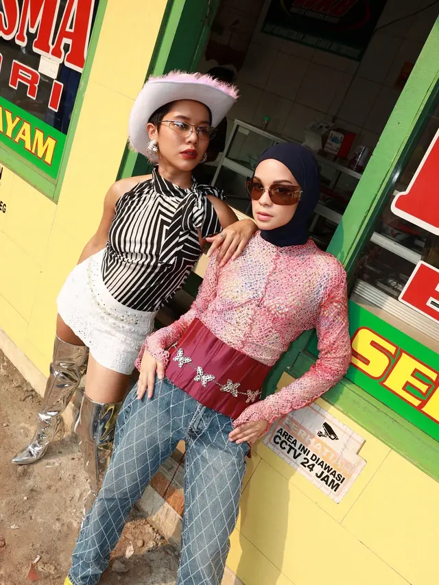 7 Gaya Nyentrik Tantri Namirah Jalani Pemotretan di Warteg Ini Curi Perhatian
