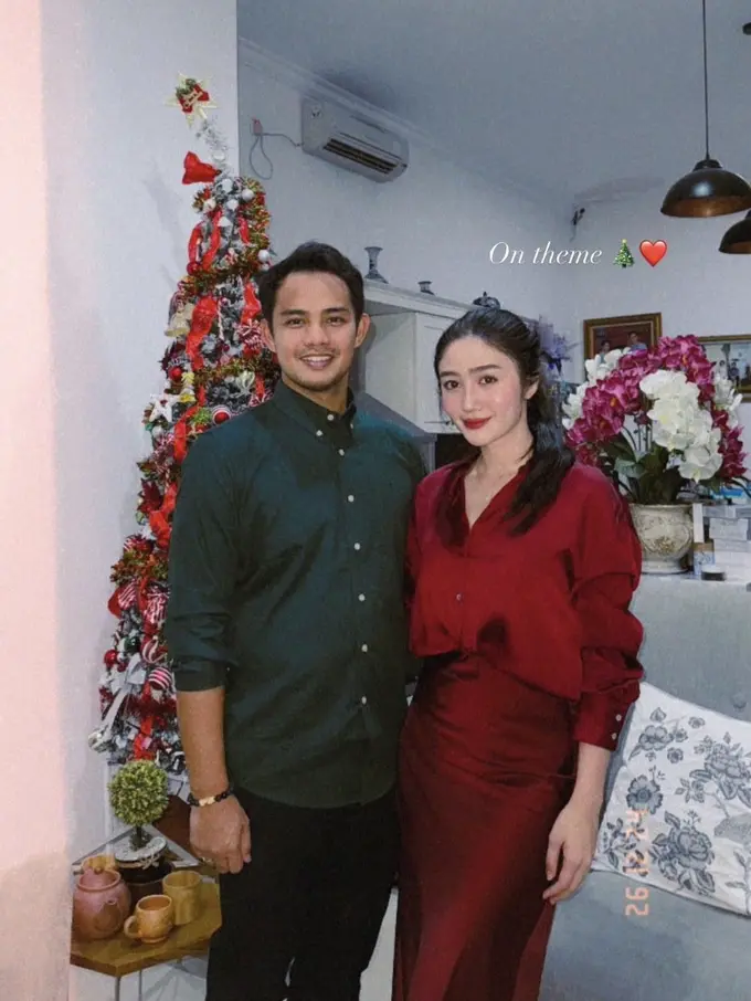 Febby Rastanty Bersama Suami saat Rayakan Natal Bersama Ibundanya