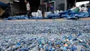 <p>Pekerja menjemur leburan sampah plastik di gudang pengolahan sampah plastik kawasan Bekasi, Rabu (15/9/2021). Riset terbaru Sustainable Waste Indonesia (SWI) mengungkapkan skema ekonomi sirkular sebagai salah satu strategi untuk pengelolaan sampah plastik. (Liputan6.com/Herman Zakharia)</p>