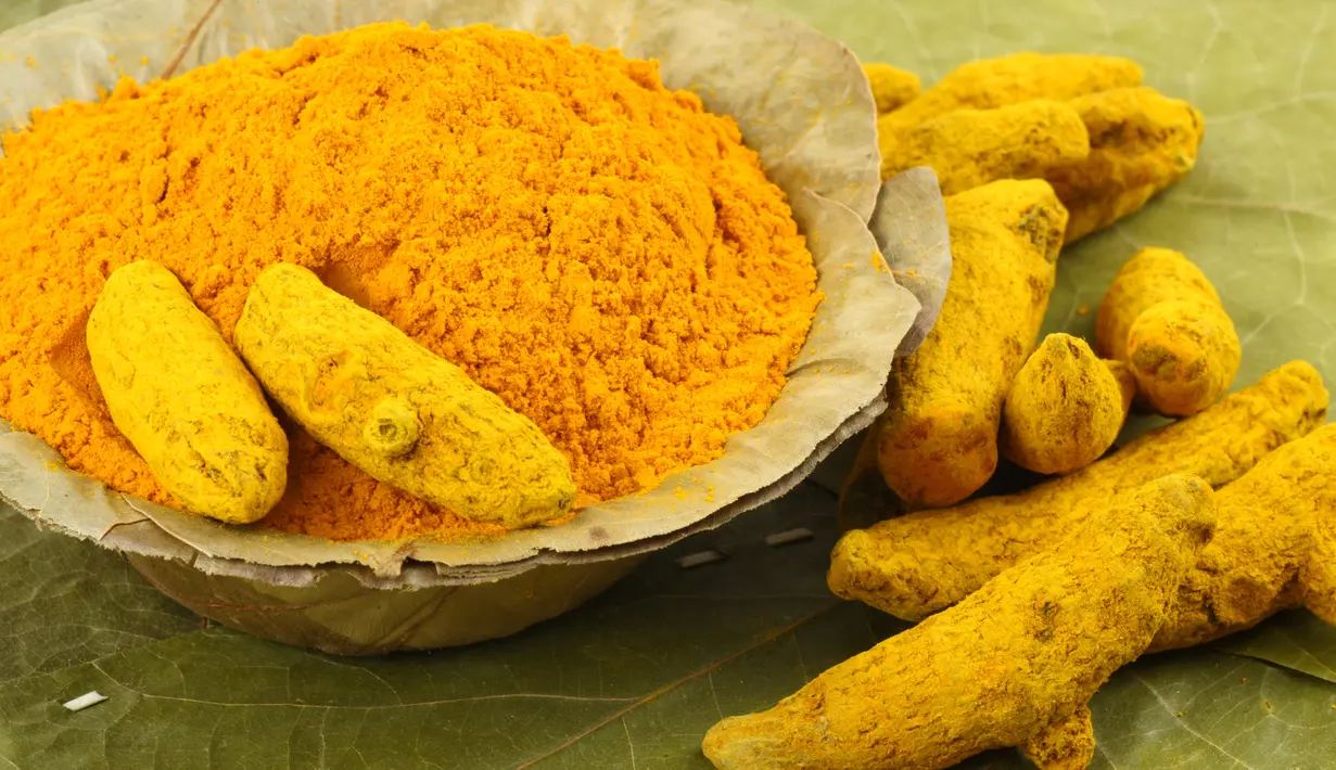 Parut kunyit secukupnya lalu campur dengan dua tetes minyak kelapa dan air lemon. Oleskan pada kulit siku dan lutut sambil digosok-gosok selama sekitar lima menit. Setelah itu bilas dengan air hangat. (Istimewa)