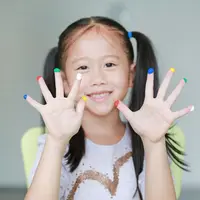 child with nails/copyright freepik/zilvergolf