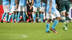 Kemenangan 2-1 Sulut United atas PSMS Medan dalam matchday pertama Babak 8 Besar Liga 2 2021, Kamis (16/12/2021) harus dibayar mahal. Kiper mereka, Fery Bagus harus dievakuasi menggunakan ambulans usai tak sadarkan diri akibat insiden tabrakan dengan pemain PSMS. (Bola.com/Bagaskara Lazuardi)