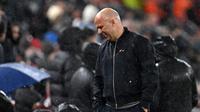 Pelatih asal Belanda Liverpool, Arne Slot, bereaksi setelah timnya kebobolan gol pertama dalam pertandingan leg kedua perempat final Liga Champions 2025/2026 antara Liverpool dan Paris Saint-Germain di Anfield, Liverpool, Inggris barat laut, pada 14 April 2026. (Paul ELLIS / AFP)