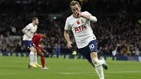 Harry Kane. Striker Inggris berusia 29 tahun yang sejak tengah musim 2010/2011 memperkuat Tottenham Hotspur ini menjadi pemain dengan kontribusi gol terbanyak ketiga di Liga top Eropa bersama The Lilywhites selama tahun 2022. Ia total berkontribusi atas 35 gol dari 37 laga di Liga Inggris dengan rincian mencetak 26 gol serta menyumbang 9 assist. (AFP/Ian Kington)