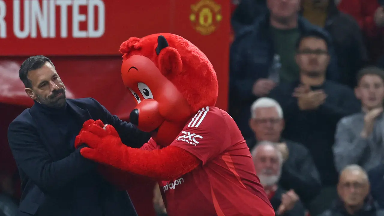 Foto: Gaya Cool Ruud van Nistelrooy saat Membawa MU Menaklukkan Leicester City di Carabao Cup