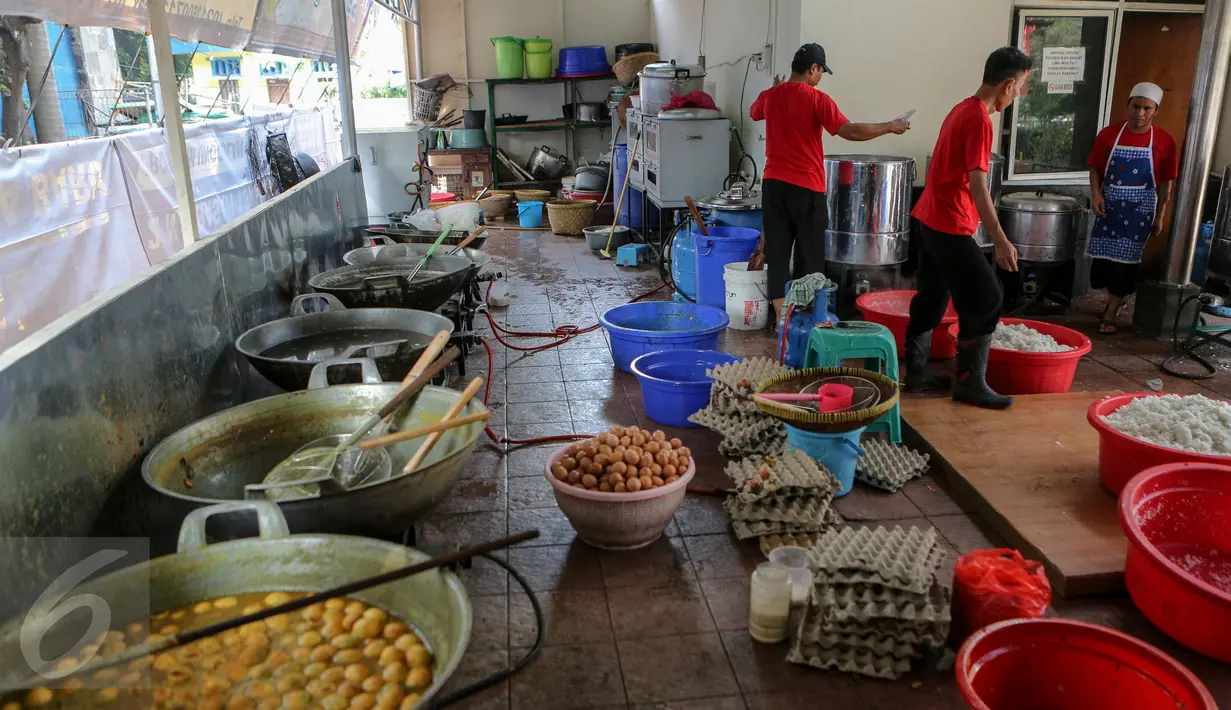 Suasana dapur Masjid Istiqlal, Jakarta, Jumat (19/6/2015). Pengurus Masjid Istiqlal menyediakan takjil sekitar 3.000 porsi setiap hari selama bulan Ramadan. (Liputan6.com/Faizal Fanani)