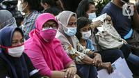 Warga menunggu untuk menerima bantuan sosial (bansos) di kawasan Kedoya Selatan, Jakarta Barat, Rabu (28/7/2021). Bansos ini merupakan alokasi dana yang bersumber dari APBD DKI Jakarta dan menyasar 1.700.379 orang. (Liputan6.com/Johan Tallo)