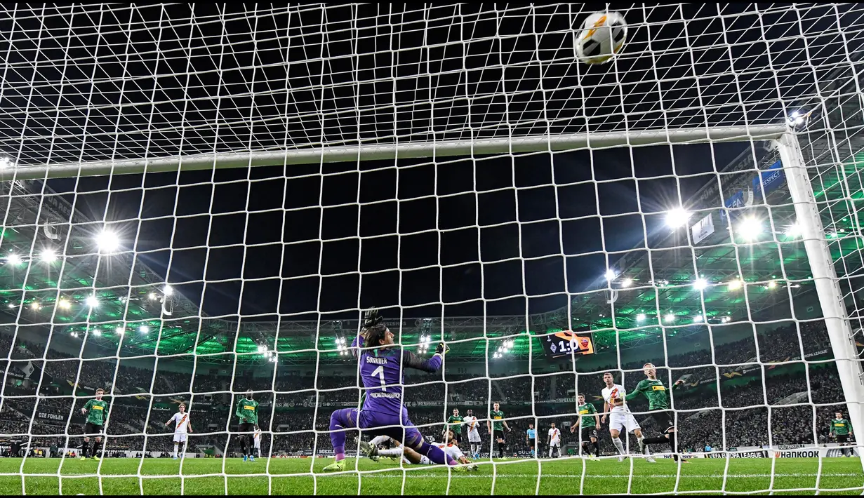 Kiper Borussia Monchengladbach, Yann Sommer gagal menghalau tendangan bek AS Roma Federico Fazio dalam laga matchday keempat fase grup Liga Europa 2019-2020 di Stadion IM Borussia-Park, Kamis (7/11/2019). AS Roma takluk dari tim tuan rumah dengan skor 2-1. (AP/Martin Meissner)