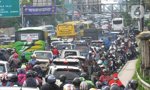 Pengendara berjalan tersendat akibat padatnya volume kendaraan menuju jalur Puncak, Gadog, Bogor, Jawa Barat, Minggu (15/5/2022). Kemacetan panjang kendaraan terjadi di kawasan wisata Puncak memasuki libur panjang Hari Raya Waisak. (merdeka.com/Arie Basuki)