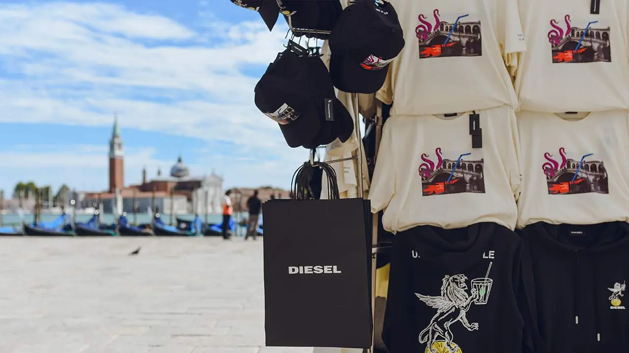 Unforgettable Venice, Koleksi Kapsul Simbol Kota Venesia yang Dijual Secara Tradisional