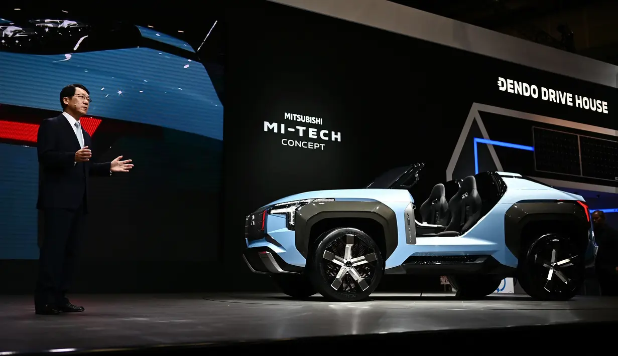 CEO Mitsubishi Takao Kato menyampaikan pidato dekat mobil konsep Mi-Tech selama Tokyo Motor Show di Tokyo, Jepang, Jumat (25/10/2019). (TRIBALLEAU CHARLY/AFP)