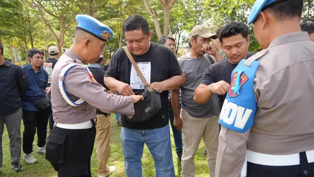 Propam Polda Jateng geledah personilnya saat pengamanan konser. (Liputan6.com/Arief)