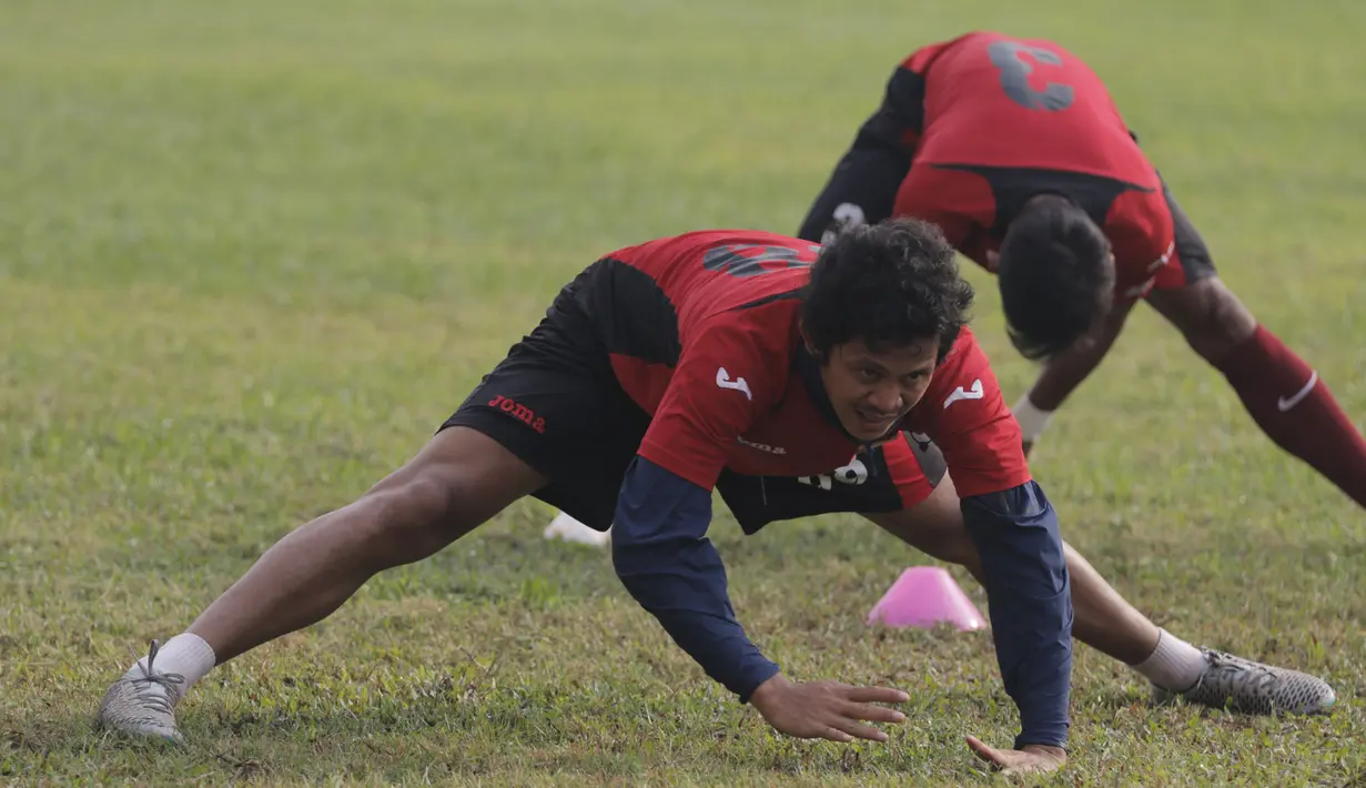 Pemain Mitra Kukar, Rizky Pellu melakukan pemanasan saat latihan jelang laga semi final Piala Presiden 2015 melawan Persib di Stadion Aji Imbut, Tenggarong, Kaltim, Sabtu (3/10/2015). (Bola.com/Vitalis Yogi Trisna)