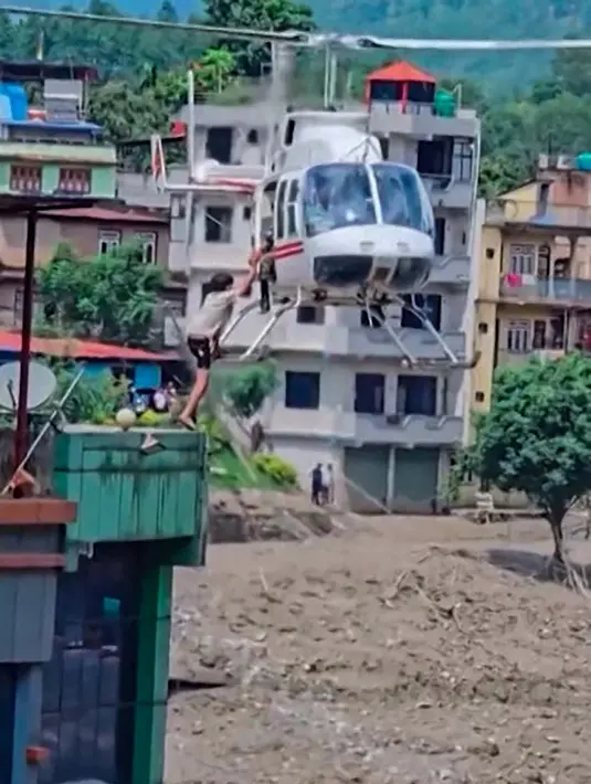 Helikopter mengevakuasi korban evakuasi  selamat setelah banjir bandang di sepanjang Sungai Trishuli di distrik Nuwakot, Nepal, Rabu, 26 Agustus 2026. (AFP/ Nepalese Army)