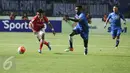 Pemain Persib, Yanto Basna berusaha merebut bola dari pemain Persija, Abrizal ‎Amanailo di Stdion GBLA, Bandung, Sabtu (16/7). Hingga babak pertama usai, skor 0-0 menghiasi lanjutan laga pekan ke-10 Torabika Soccer Championship (Liputan6.com/Yoppy Renato)