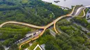 Foto dari udara menunjukkan bagian dari "jalur hijau" di Kota Tangshan, Provinsi Hebei, China utara (10/7/2020). Fase pertama dari proyek "jalur hijau" ini, yang meliputi delapan jembatan wisata dan menghubungkan beberapa taman kota, telah memasuki tahap operasional uji coba. (Xinhua/Yang Shiyao)