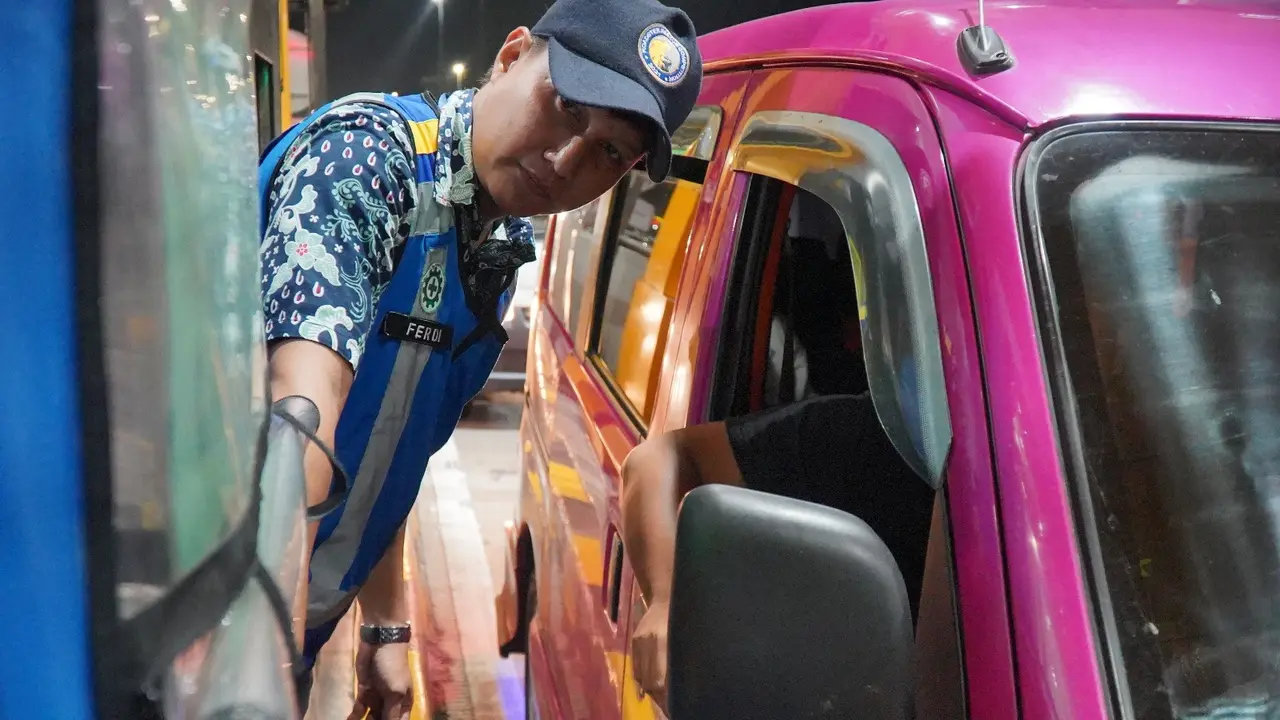 PT Jasa Marga Tbk mengungkap ada 16 ribu kendaraan kekurangan saldo di Gerbang Tol (GT) Kalikangkung Jalan Tol Batang-Semarang sehingga menghambat laju kendaraan.