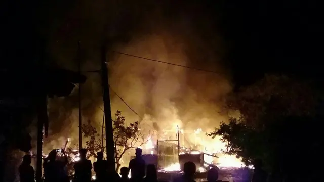Gudang Pembangkit Listrik Tenaga Disel (PLTD) di Kabupaten Kepulauan Selayar, Sulsel terbakar (Liputan6.com/ Eka Hakim)