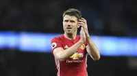 Gelandang Manchester United, Michael Carrick, mengonfirmasi keputusan pensiun dari dunia sepak bola akhir musim ini pada usia 36 tahun. (AFP/Paul Ellis)