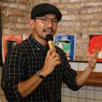 Puasa bukanlah halangan bagi umat manusia untuk menjalankan aktivitasnya sehari-hari. Terlebih jika mereka sudah terbiasa melakukannya sejak kecil seperti yang terjadi pada Rio Dewanto. (Adrian Putra/Bintang.com)