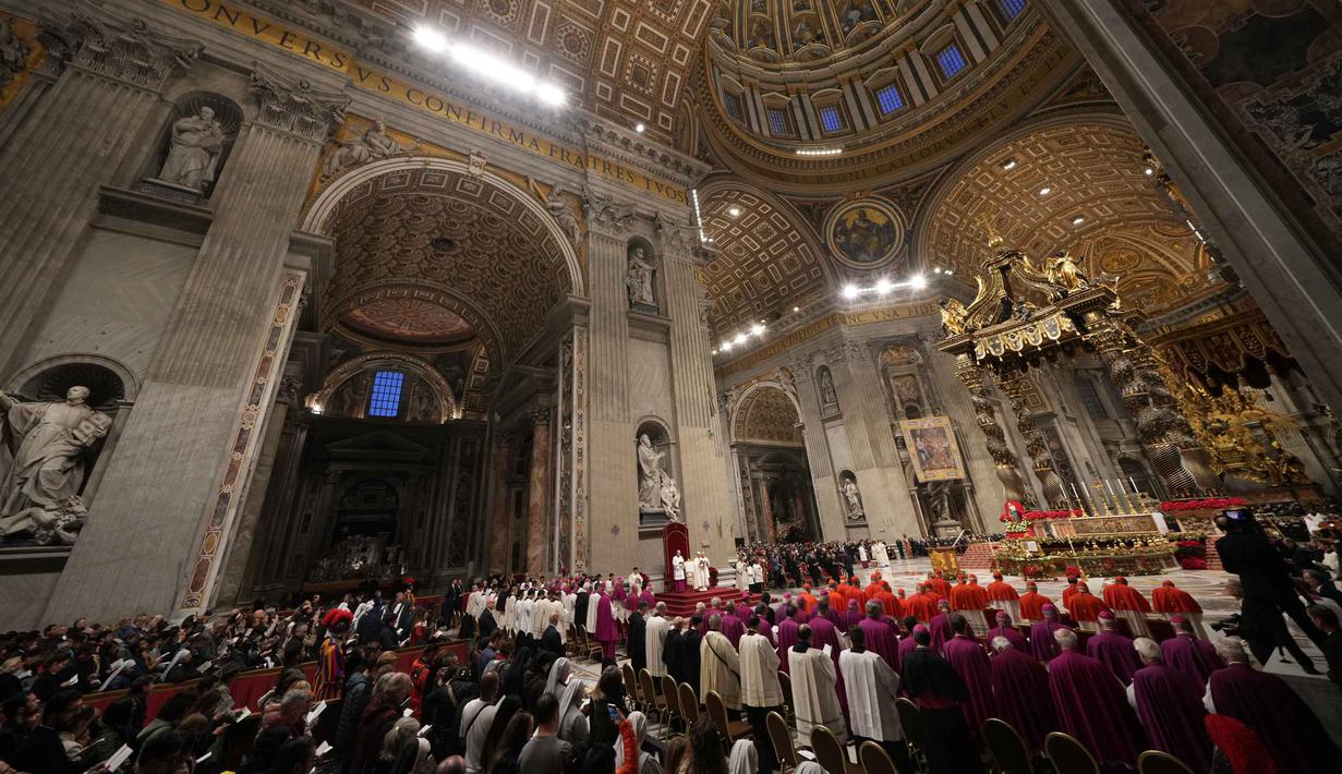 Seperti diketahui, Paus Leo XIV terpilih untuk menggantikan mendiang Paus Fransiskus. Tampak dalam foto, Paus Leo XIV memimpin Ibadat Sore (Vesper) Pertama dan doa syukur 'Te Deum' di Basilika Santo Petrus, Vatikan, Rabu 31 Desember 2025. (AP Photo/Andrew Medichini)