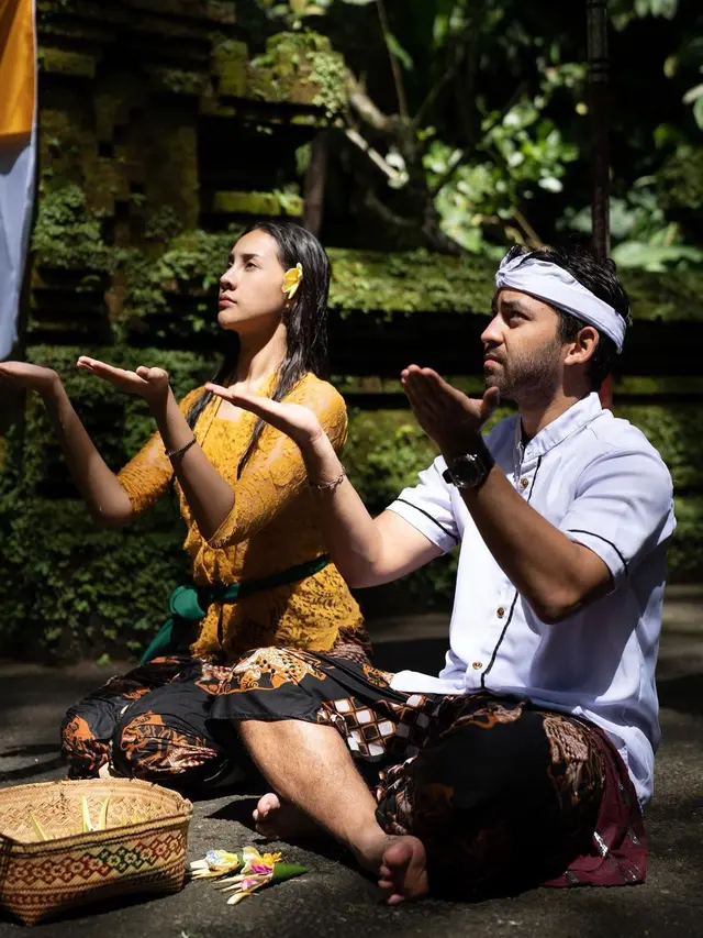 8 Gaya Anya Geraldine Berkebaya Kuning saat Jalani Ritual Melukat di Bali