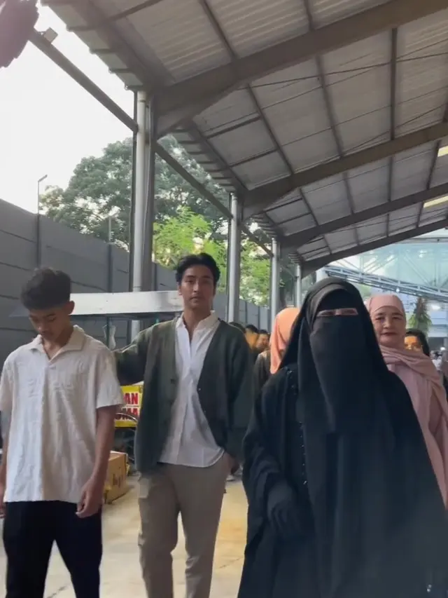 Potret Umi Pipik Hadiri Acara Bukber dengan Anak Yatim, Abidzar dan Bilal Kawal Bak Bodyguard