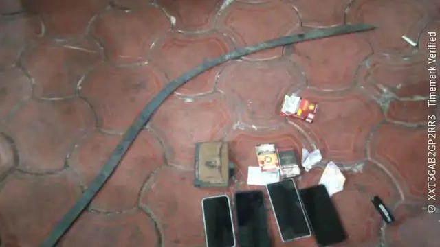 Barang bukti yang diamankan dari 15 pelajar tawuran di Jakarta.